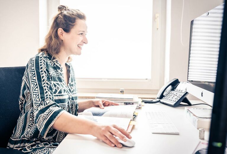 Landa Reimer arbeitet am Computer