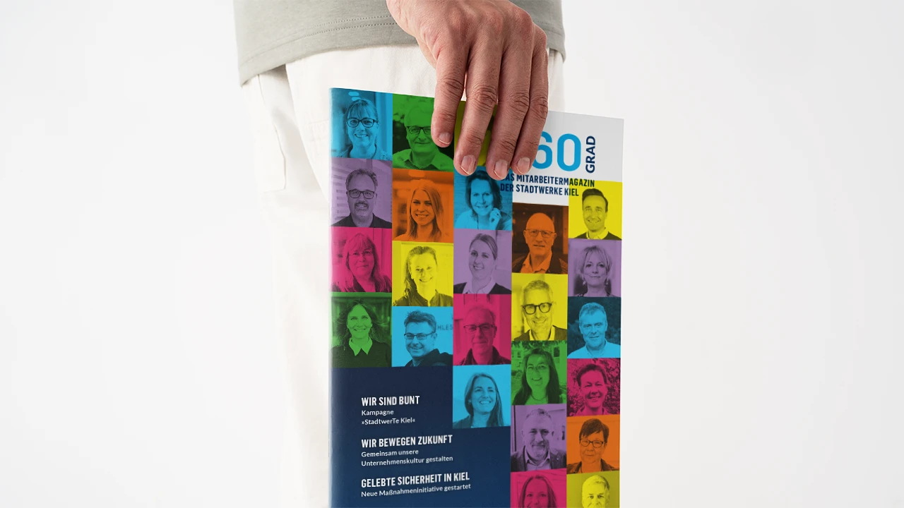 Eine Person hält das Mitarbeitermagazins der Stadtwerke Kiel in der Hand